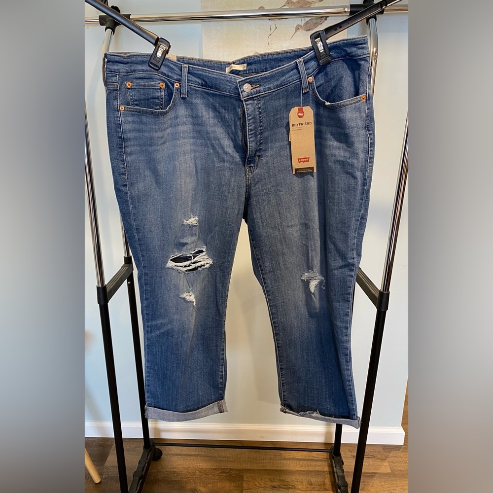 Womans Levi's boyfriend Capri NWT. Size 24.